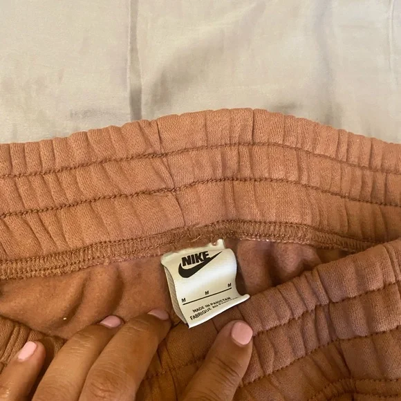 Nike Loose Fit Mid Rise Tan Sweatpants in Medium NWT!!! - Picture 2 of 4